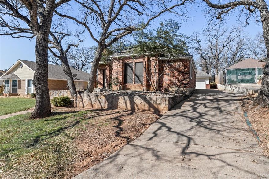 Established Arlington Neighborhood!
Situated on a large, tree-lined lot, this spacious home offers 3 bedrooms and 2 full bathrooms, making it ideal for families or individuals seeking comfort and space.
As you enter the home, you’re welcomed by a bright and open living area featuring a cozy fireplace and high ceilings, creating the perfect space for relaxing or entertaining guests.
The kitchen comes fully equipped with appliances, plenty of counter space, and a charming dining nook that’s perfect for enjoying meals with family and friends. The generously sized bedrooms provide comfort and privacy, suite designed for relaxation.
Conveniently located in a family-friendly Arlington neighborhood, this home is close to schools, parks, shopping, and dining.
Don’t miss the opportunity to make this beautiful house your new home. Schedule a viewing today!