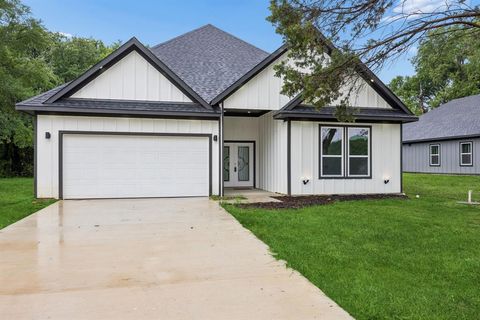 Photo of 305 Kalura Way, Tool, TX 75143 (MLS # 21242115)