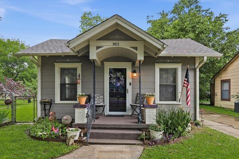 Photo of 1411 E Garnett St ST, Gainesville, TX 76240 (MLS # 21286284)