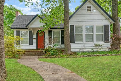 Photo of 2240 Hubbard St, Paris, TX 75460 (MLS # 21238556)