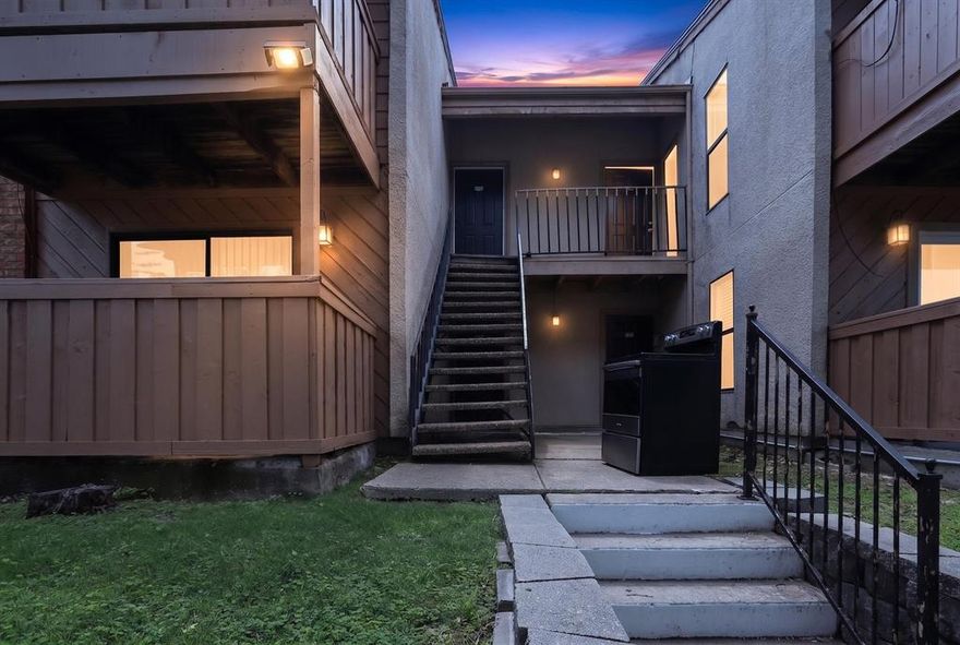 Beautiful 2 Bedroom Condo, ready to move in ,with tennis court and  close to mayor highways, public transportation, shopping, walking paths. Building J