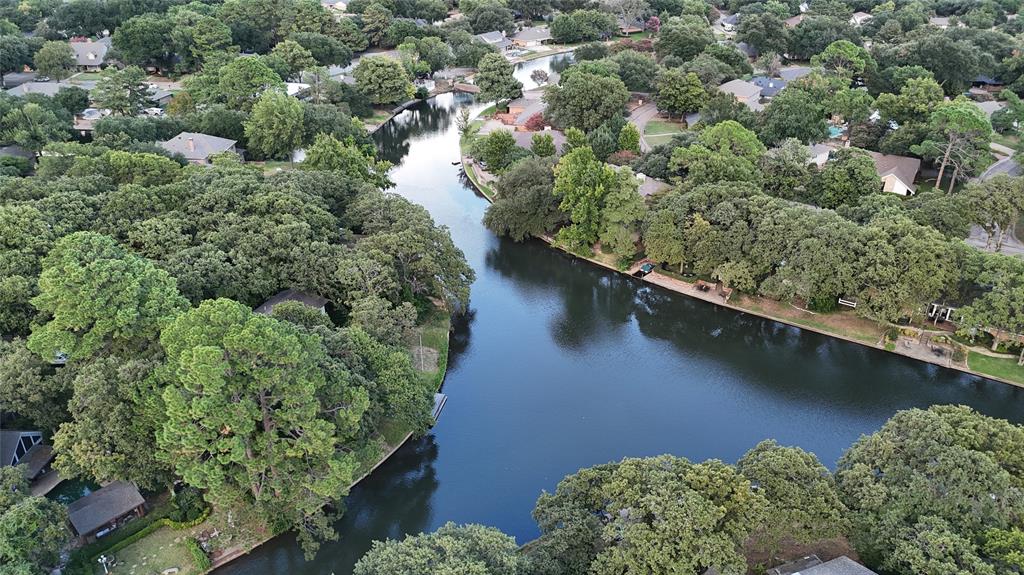 2415 Lakeview Circle