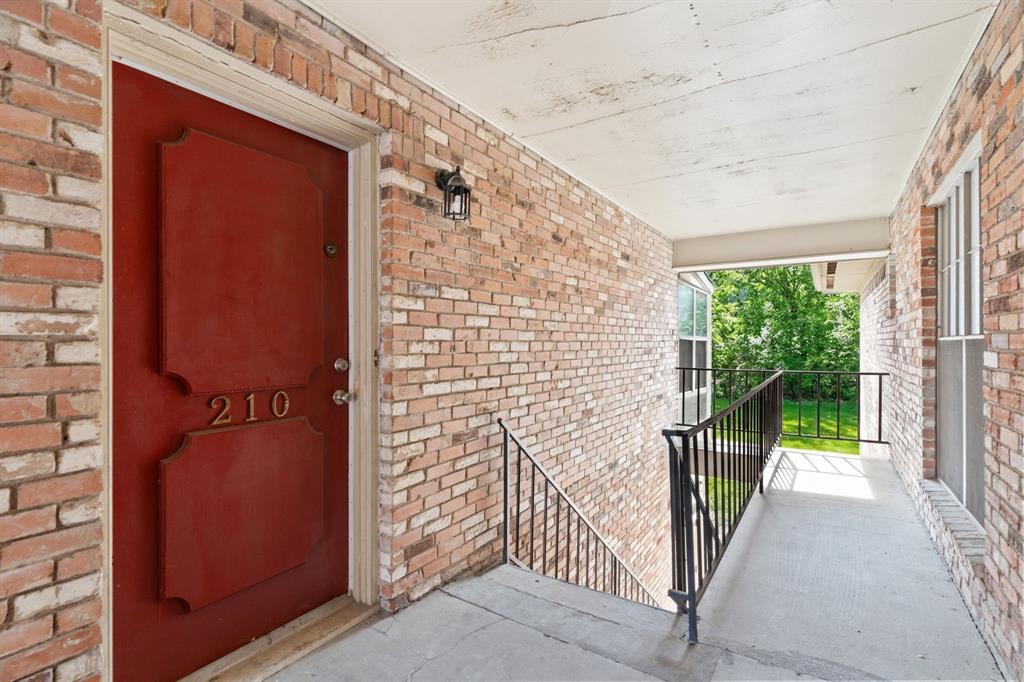 Royal Oaks Condo - Residential