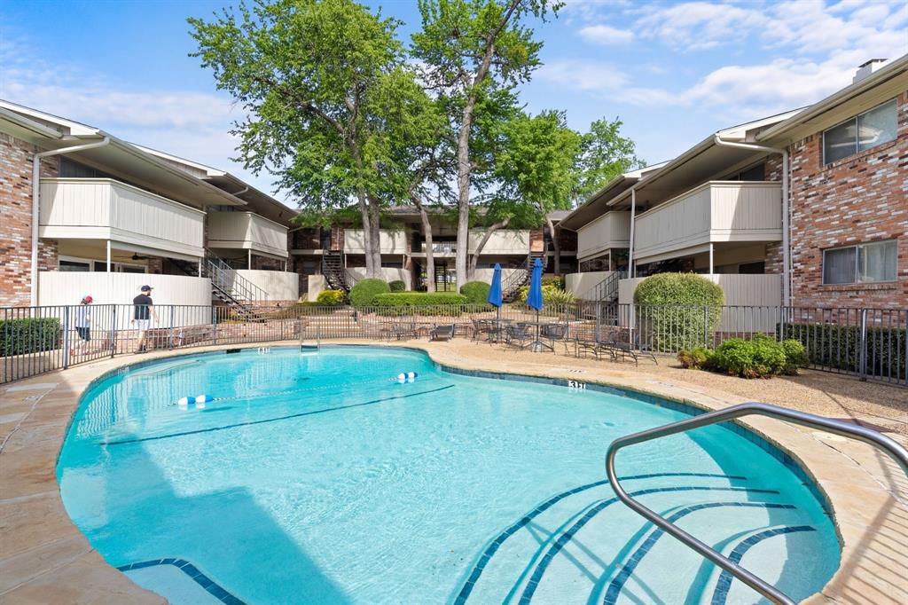 Royal Oaks Condo - Residential
