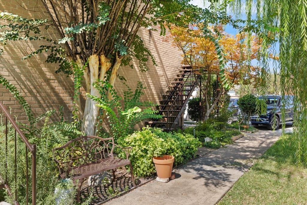 Ridglea Estate Condo - Residential