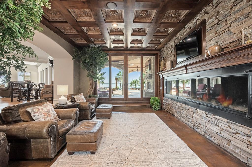 1612 S Lakeshore Drive