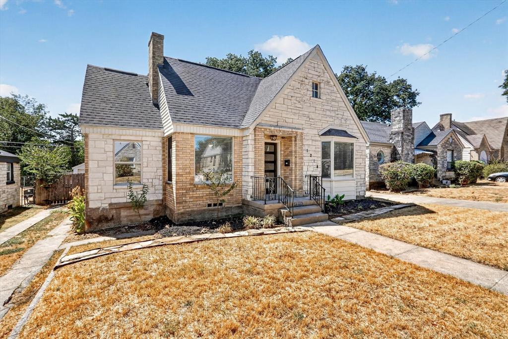 1214 E Waco Avenue