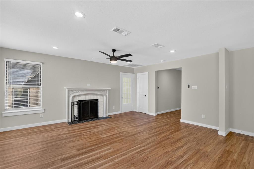 1214 E Waco Avenue