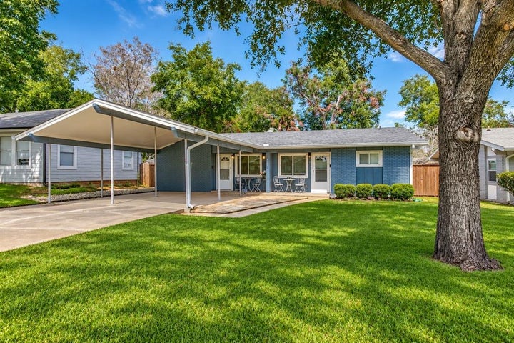 Photo 1 of 26 — 403 E Franklin Street, Grapevine, TX 76051
