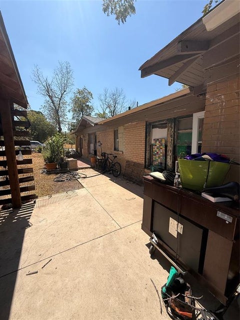 Photo of 2911 E Vickery Boulevard, Fort Worth, TX 76105 (MLS # 21388158)