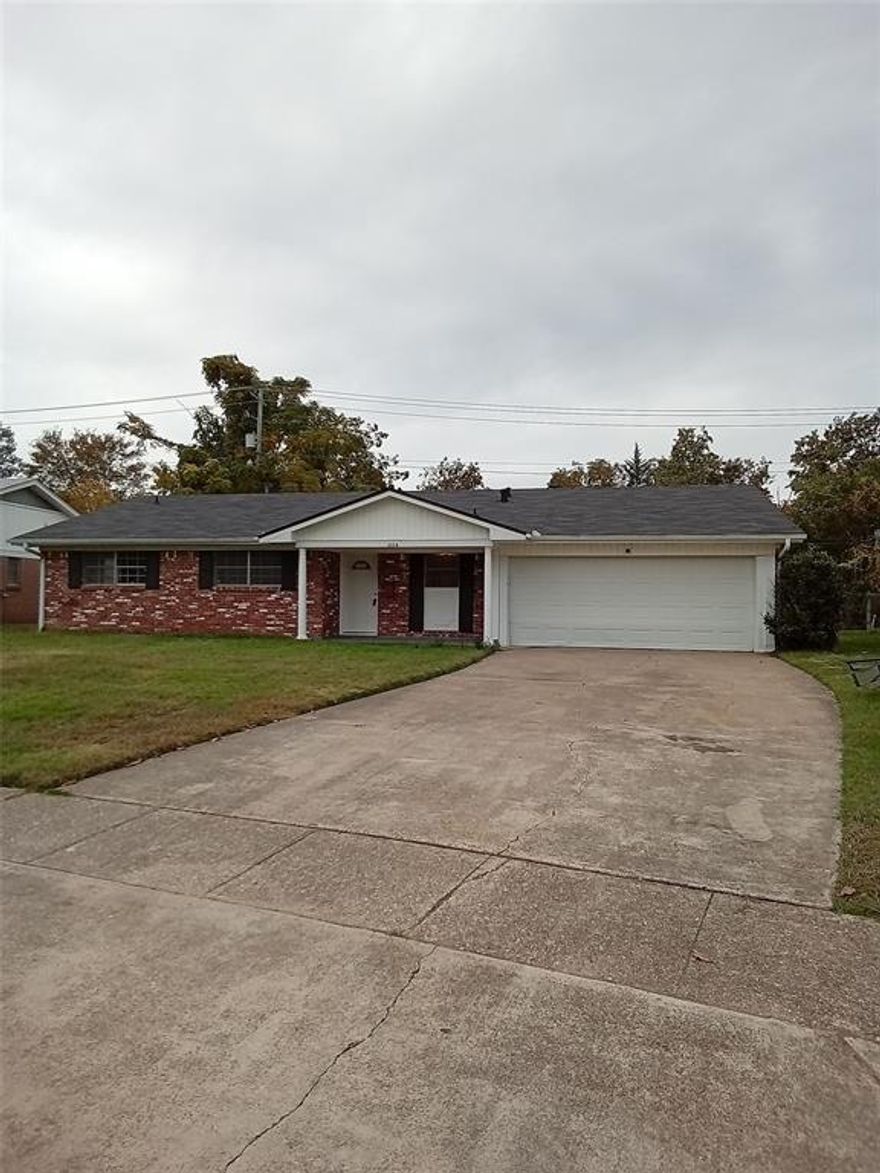 Completely updated.  Adorable 3 bedroom, 2bath home.  It has new floors, paint and appliances. Fenced in back yard that backs up to a bayou.  Close to South Bossier shopping, BAFB, good restaurants.  Pets are welcome but subject to owner approval with a non-refundable pet fee, fee varies on size of pet.