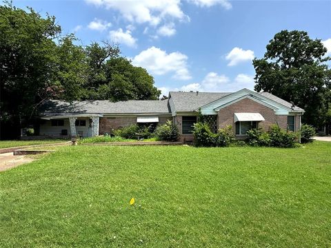 Photo of 102 Denton Street, Hutchins, TX 75141 (MLS # 21310885)