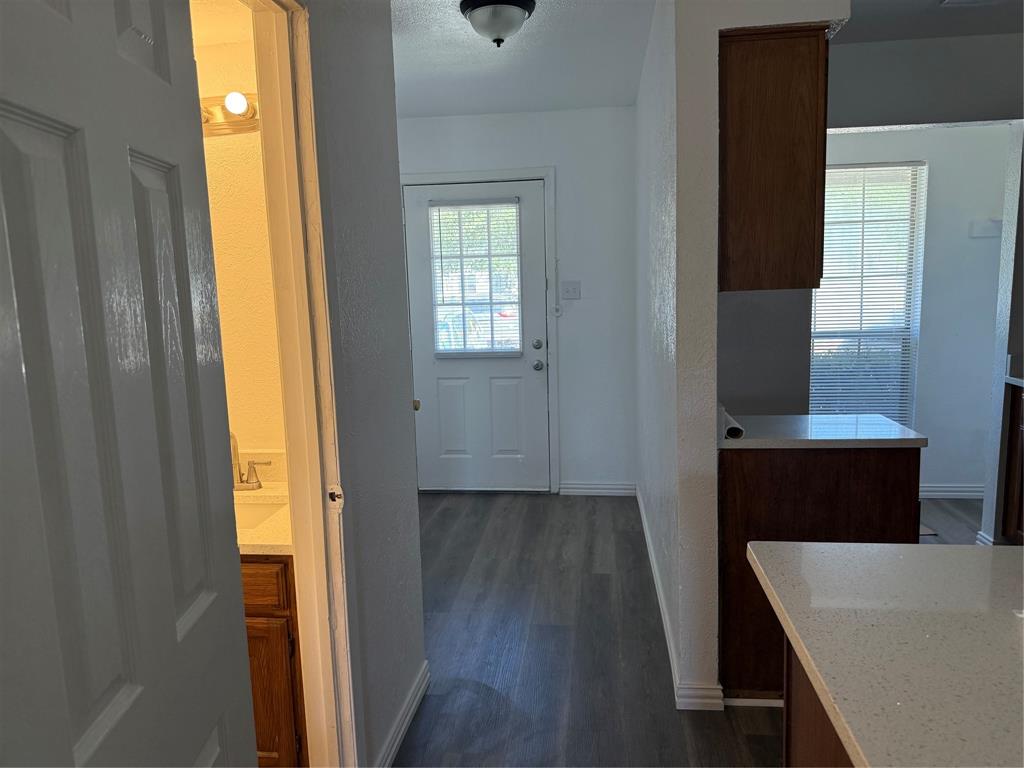 709 Lee Street 4