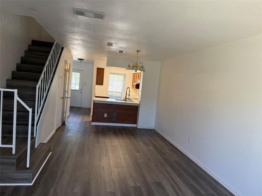 709 Lee Street 4