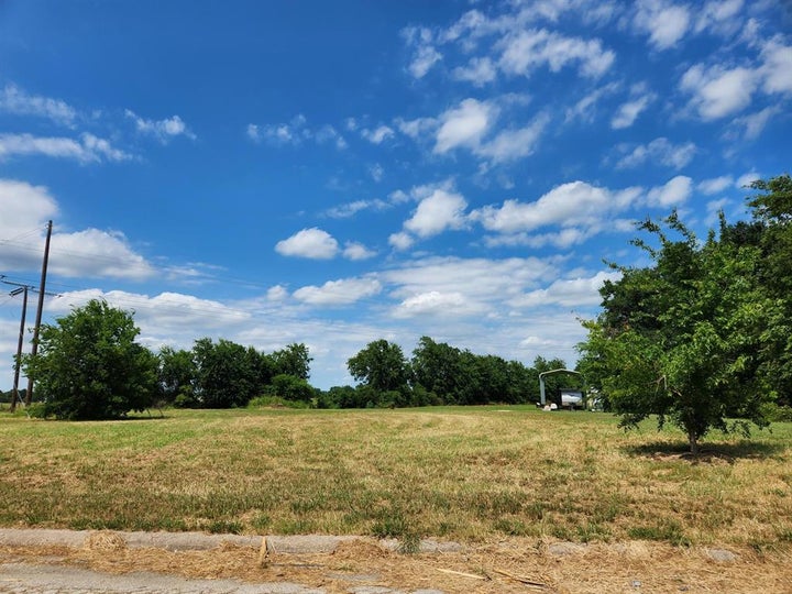 Photo 1 of 1 — 402 Andrew Drive W, Mabank, TX 75147