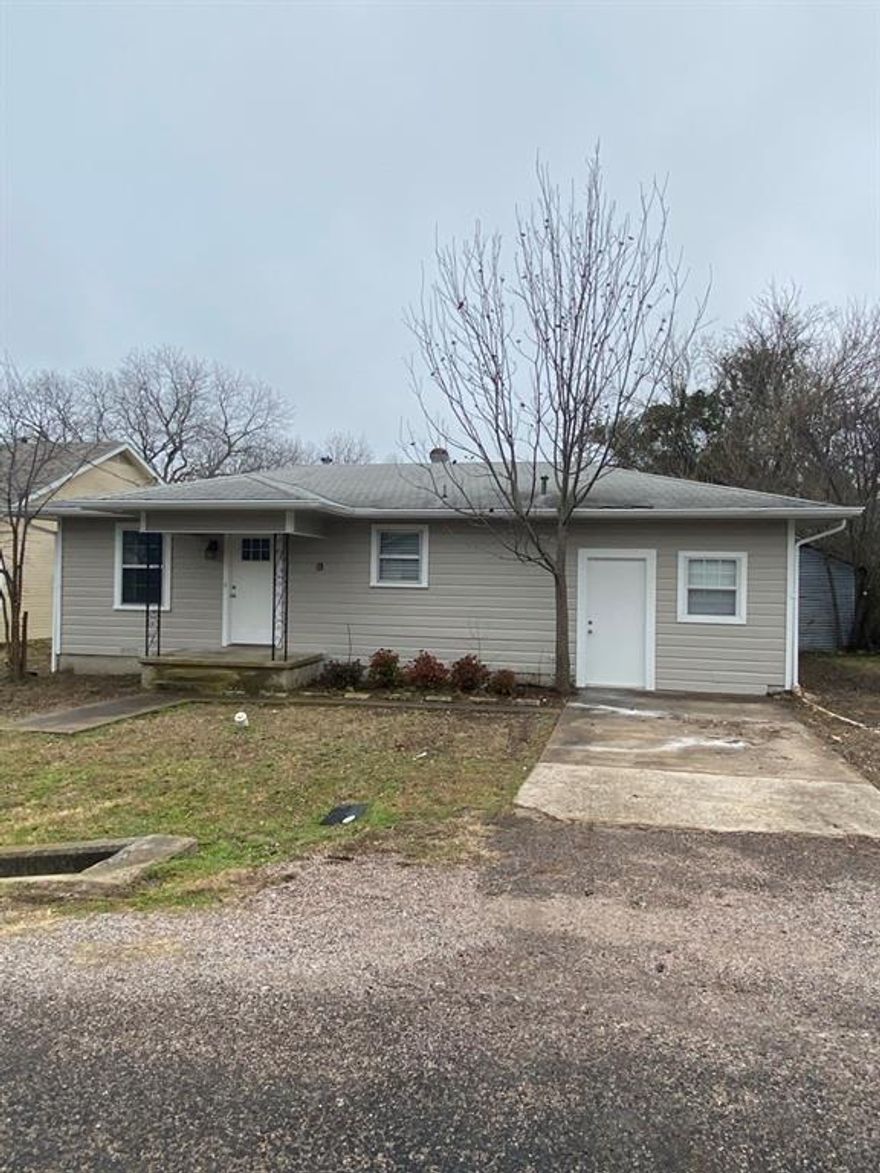 Beautiful remodeled 2 or 3 bedroom home,  Spacious kitchen and dining. Large Family room and cute Living room.
Move-in Ready. Nice backyard and a storage building.