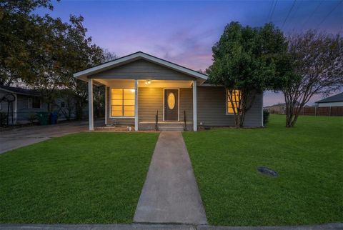 Photo of 505 Perry Avenue, Waxahachie, TX 75165 (MLS # 21129744)