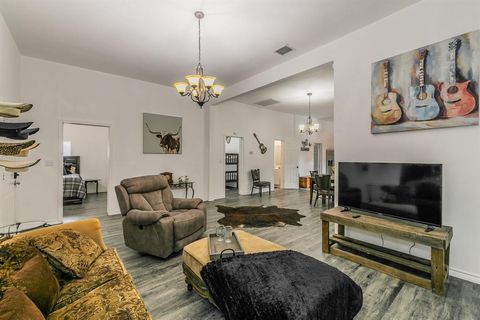 Photo of 2514 Columbus Avenue, Fort Worth, TX 76164 (MLS # 21225243)