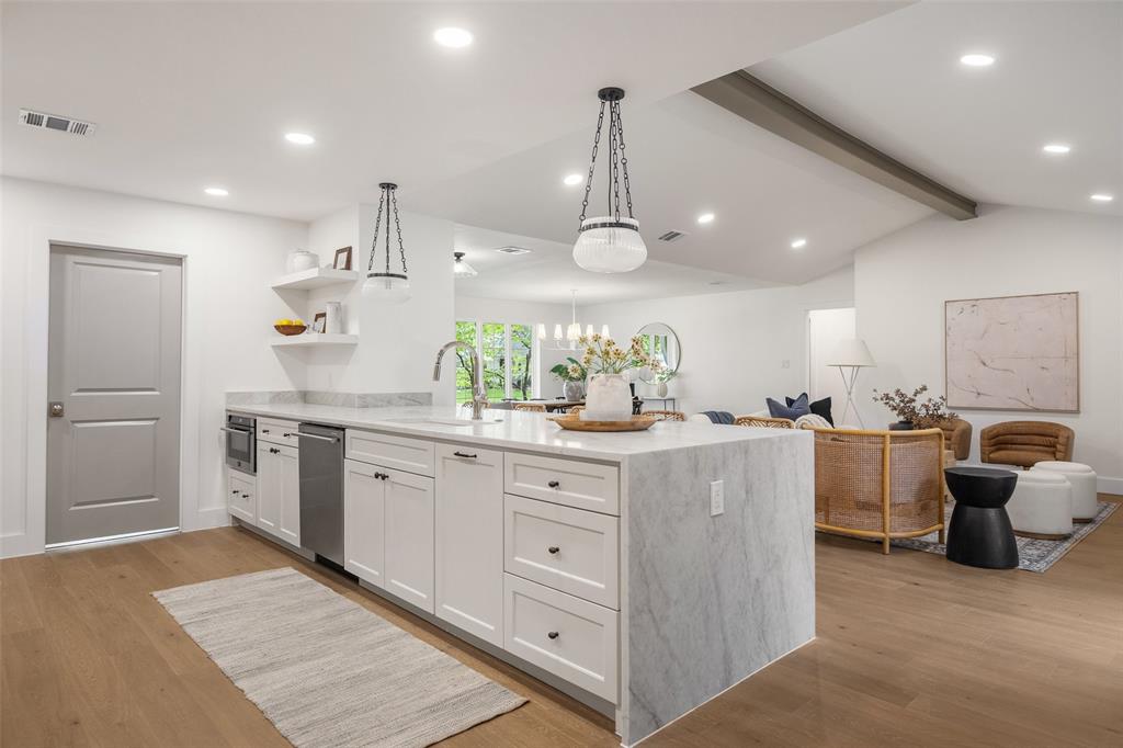 6214 Glennox Lane