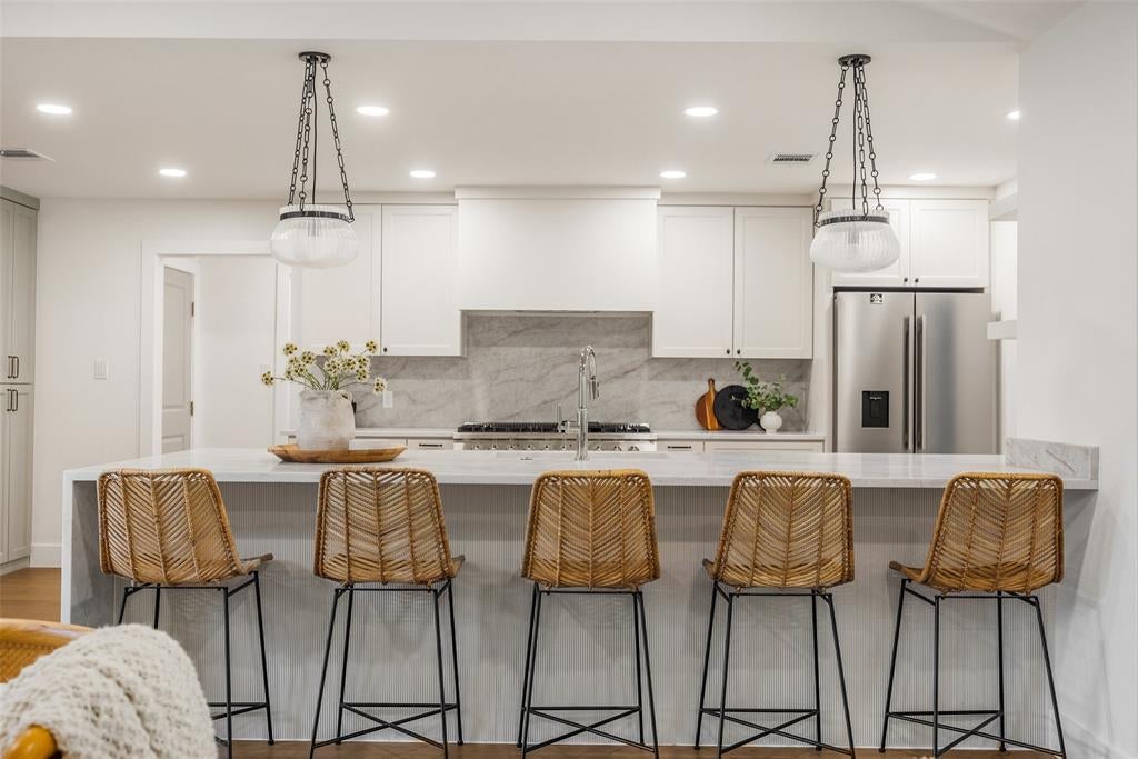 6214 Glennox Lane