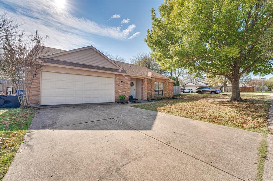 BEAUTIFUL 4 BED 2.1 BATH HOME SITUATED ON A CORNER LOT AND FEATURES 2 LARGE LIVING AREAS, 2 DINING, VAULTED CEILINGS, DECORATIVE WOOD BURNING FIREPLACE, A WET BAR, SPACIOUS BEDROOMS, NO CARPET THROUGHOUT, 2 CAR GARAGE, FENCED BACKYARD AND HAS BEEN WELL MAINTAINED.