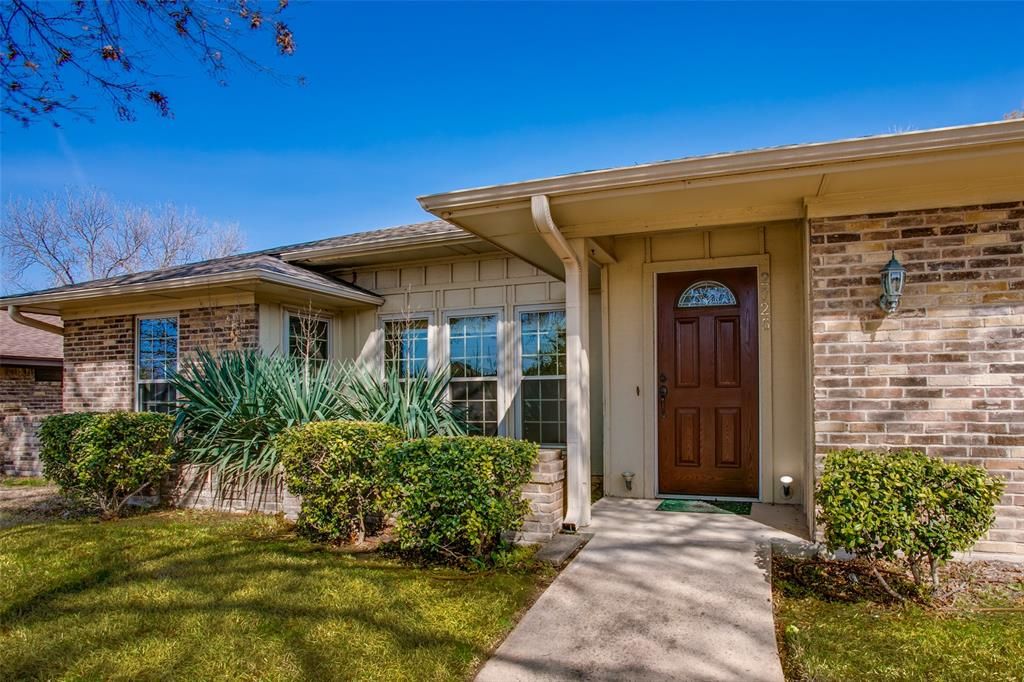 Photo of 2725 Winterstone Drive, Plano, TX 75023 (MLS # 20553873)