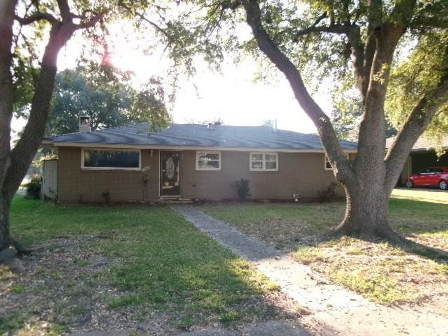 Good sized home in Greenacres.  Added on large den on back of the house with fireplace.  Tight floorplan in the rest of the house.  Clear evidence of foundation issues.  See agent remarks. This property may qualify for Seller Financing (Vendee)