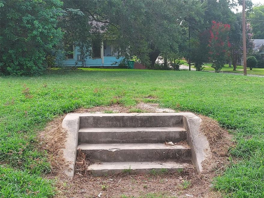 Affordable vacant lot.  No yard sign. A $10,000 tiny home could be placed on this lot for a flip or rental. Utilities are available. Vacant land:  Showings 24-7. Please schedule through Broker Bay for auto confirm.