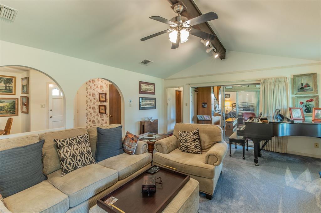 2221 Vanderbilt Court