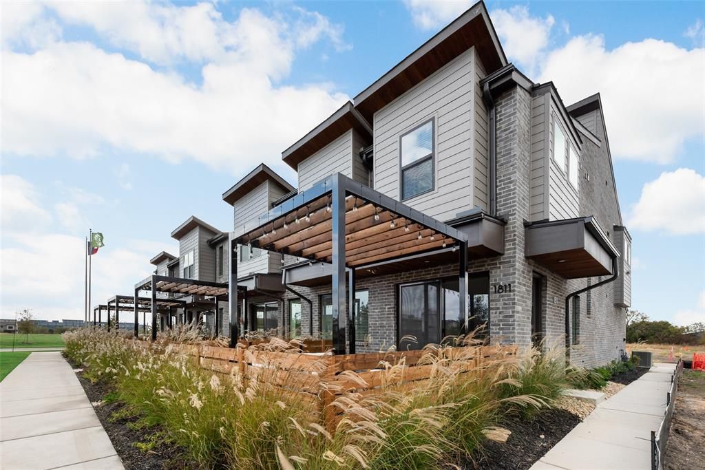 Photo of 1811 Parkview Dr, Melissa, TX 75454 (MLS # 21268706)