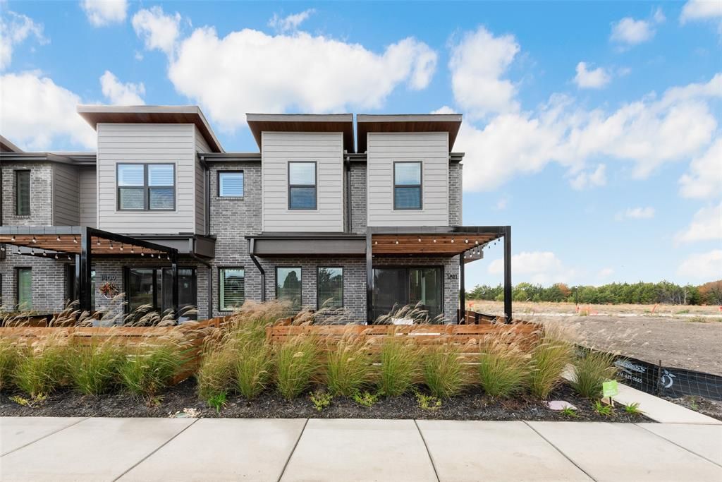 Photo of 1811 Parkview Dr, Melissa, TX 75454 (MLS # 21268706)