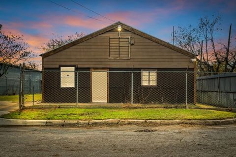 Photo of 5800 E Roselane Street, Fort Worth, TX 76112 (MLS # 21136656)