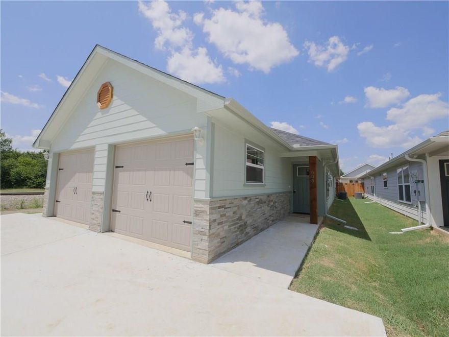 SPECIAL OFFER: $100 AMAZON GIFT CARD IF YOU MOVE IN BY 1.31!

Duplex for Rent!

Welcome to 605 East Carter Street, a lovely 3-bedroom, 2-bathroom home with 1,238 sq. ft. of comfortable living space. This well-maintained residence features an open layout that seamlessly connects the living, dining, and kitchen areas—perfect for both relaxing and entertaining.

The kitchen comes equipped with a dishwasher, microwave, electric stove, and refrigerator, while the spacious bedrooms offer plenty of room for rest and relaxation. Residents will need to supply their own washer and dryer.

Additional features include a 1-car garage and a fenced-in yard, providing extra convenience, security, and space for outdoor enjoyment.

Located in a convenient Sherman neighborhood, this home offers easy access to schools, shopping, dining, and major highways.

This property is pet friendly with a limit of up to 2 pets. $55 monthly pet rent per pet.
All renters will be required to complete pet verification during the application process. Household pet screening is $25 a pet.

Security deposit is equal to one month's rent. First month's rent, and any applicable pet fees due upon move-in. Residents must have a combined household income of 3x monthly rent. If the property meets your needs, an application will be required to run a background check. The fee is $55 per applicant and will include criminal, credit and eviction history. Please contact the leasing agent for more details on the property or the application process. All Milestone Premier Properties residents are enrolled in the Resident Benefits Package (RBP) for $12.95 a month which includes liability insurance, and much more! More details upon application.