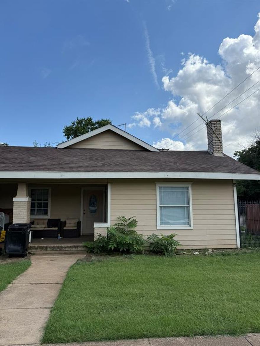 2 Beds 1 bath half duplex located in Fort Worth, TX. Property comes with central AC and Heat, and electric Stove. Washer and Dryer connection included. There is a shared backyard for both duplex units. Move in Ready!