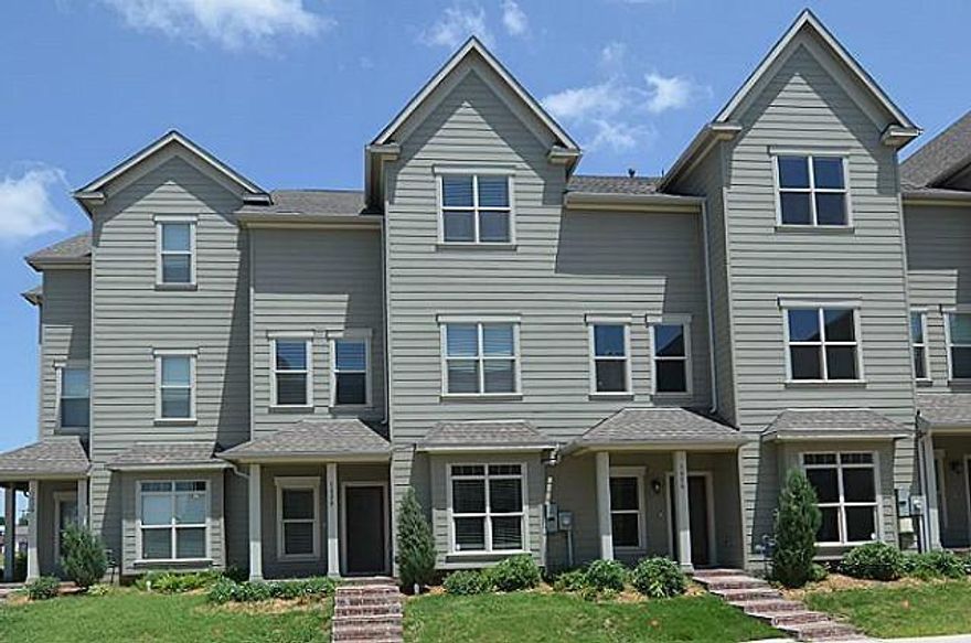 Beautiful TOWNHOME with Dual master bedrooms plus 3rd bedroom, which can be used as a studying room. Beautifully appointed with hardwood floors, extensive crown molding, granite counters with under mount sink, stainless steel appliances, breakfast bar. Master featured with double vanity and garden tub. Entirely Green-Built community.