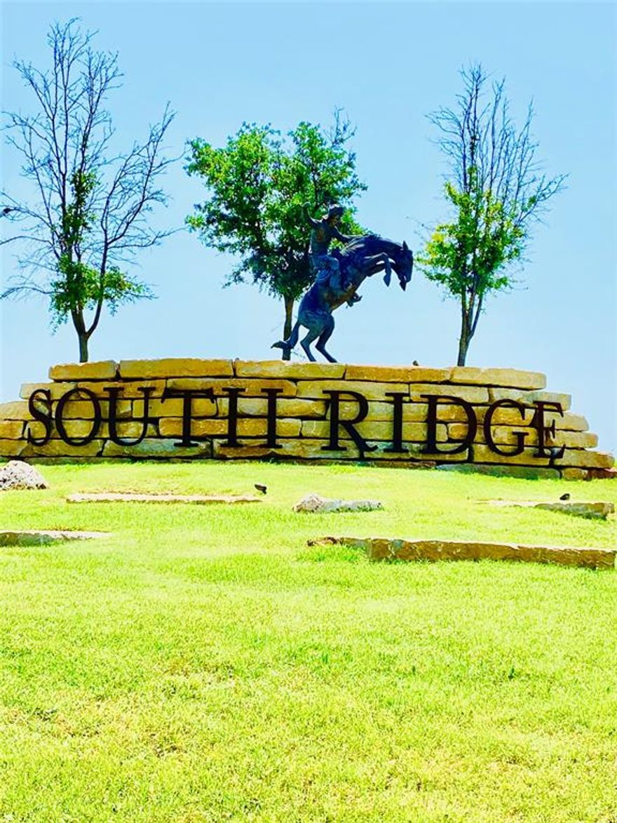 Welcome to South Ridge-a private, gated neighborhood known for its peaceful charm and exceptional convenience. Enjoy quiet streets, well-kept sidewalks, and a serene atmosphere just minutes from Abilene's top medical facilities, restaurants, and shopping.
Rooted in local history, the community features streets named after famous cattle drives, adding a unique touch of Texas heritage. A beautifully stocked pond greets you at the east entrance.
BUILD YOUR DREAM HOME HERE!