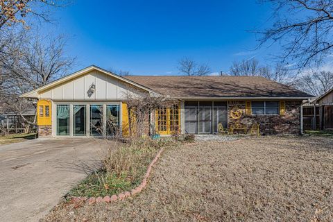 Photo of 618 Magnolia Street, Denton, TX 76201 (MLS # 21178252)