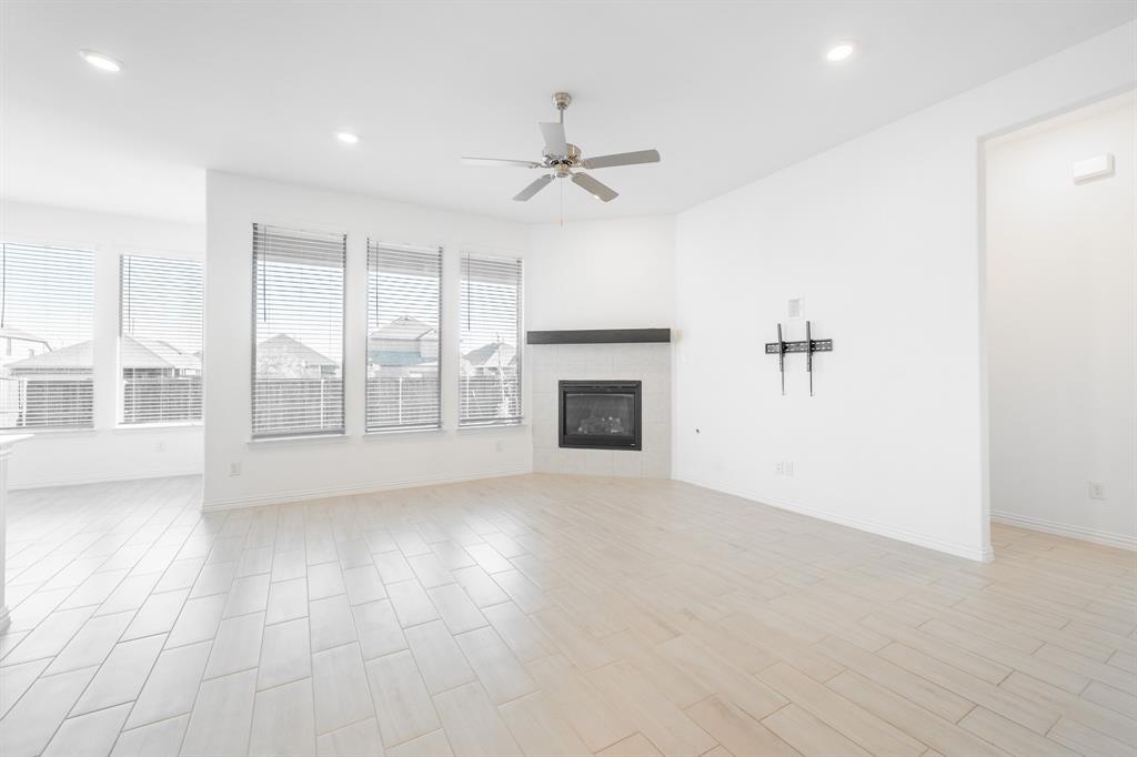 Justin, Texas 76247, United States, 4 Bedrooms Bedrooms, ,4 BathroomsBathrooms,Residential,Pending,38377