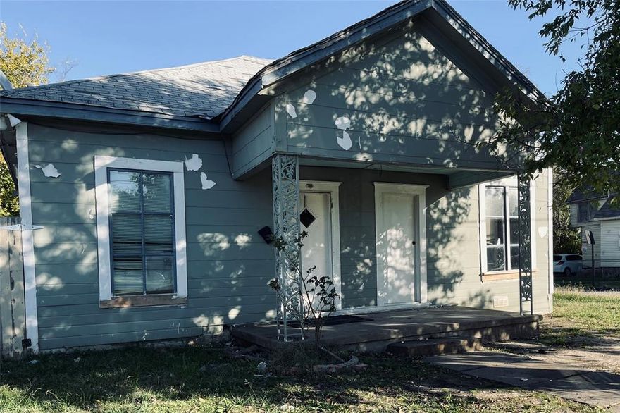 Investor Special! . Empty and ready for a good facelift.
Zoned as a duplex 3-2
offering ample space for tenants to enjoy comfortable living. The open floor plan creates a seamless flow throughout the home, providing a warm and inviting atmosphere. This property offers an excellent opportunity for investors seeking a thriving rental market.
Whether you're a seasoned investor looking to expand your portfolio or a first-time investor exploring the potential of Greenville, this property presents a fantastic opportunity. Don't miss out on the chance to add this gem to your investment portfolio.