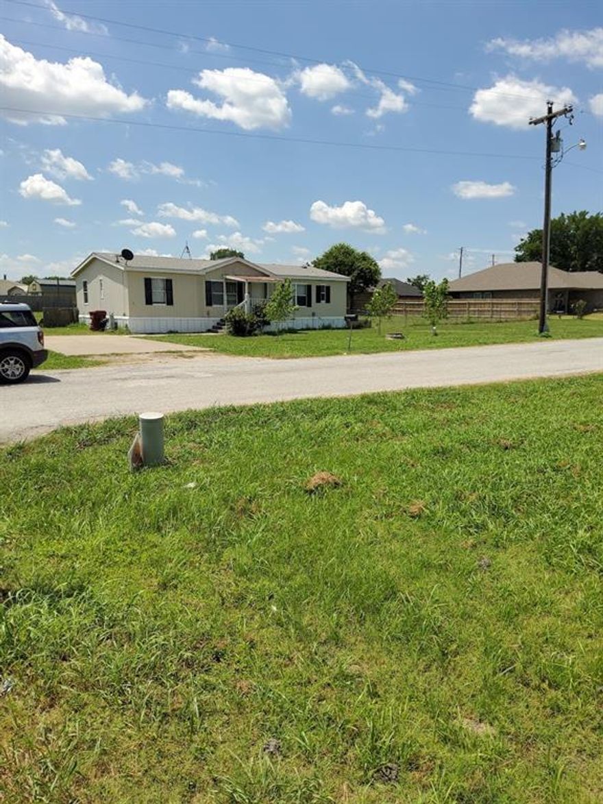 IMMEDIATE SALE!  PROPERTY TO BE SOLD AS IS!  MAKE AN OFFER!  LOCATION, LOCATION, GREAT INVESTMENT!  SALE, SALE, SALE

The Feel of Country Living in Blue Ridge, Texas, in the heart of the city, walking distance to the historic downtown.  This three-bedroom, two-bath doublewide sits on approx. 0.620 acres and features a large kitchen, spacious primary bedroom, and split bedrooms.  It is a wonderful location close to Lake Lavon and downtown Blue Ridge.  The school bus picks up right out front.   THE SELLER WILL NOT GIVE ALLOWANCES FOR REPAIRS, SOLD AS IS.
                                                                   SELLER NEEDS TO SELL IMMEDIATELY!.