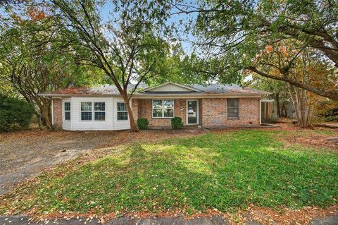 Photo of 218 E Kansas Street, Sherman, TX 75090 (MLS # 21092384)