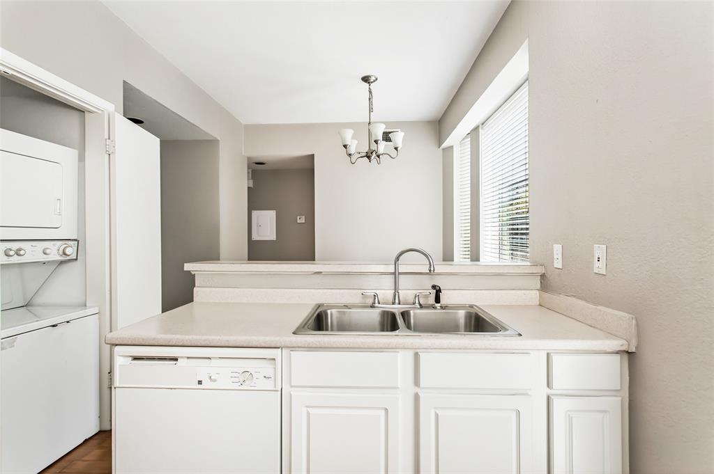 2002 N Fitzhugh Avenue 1