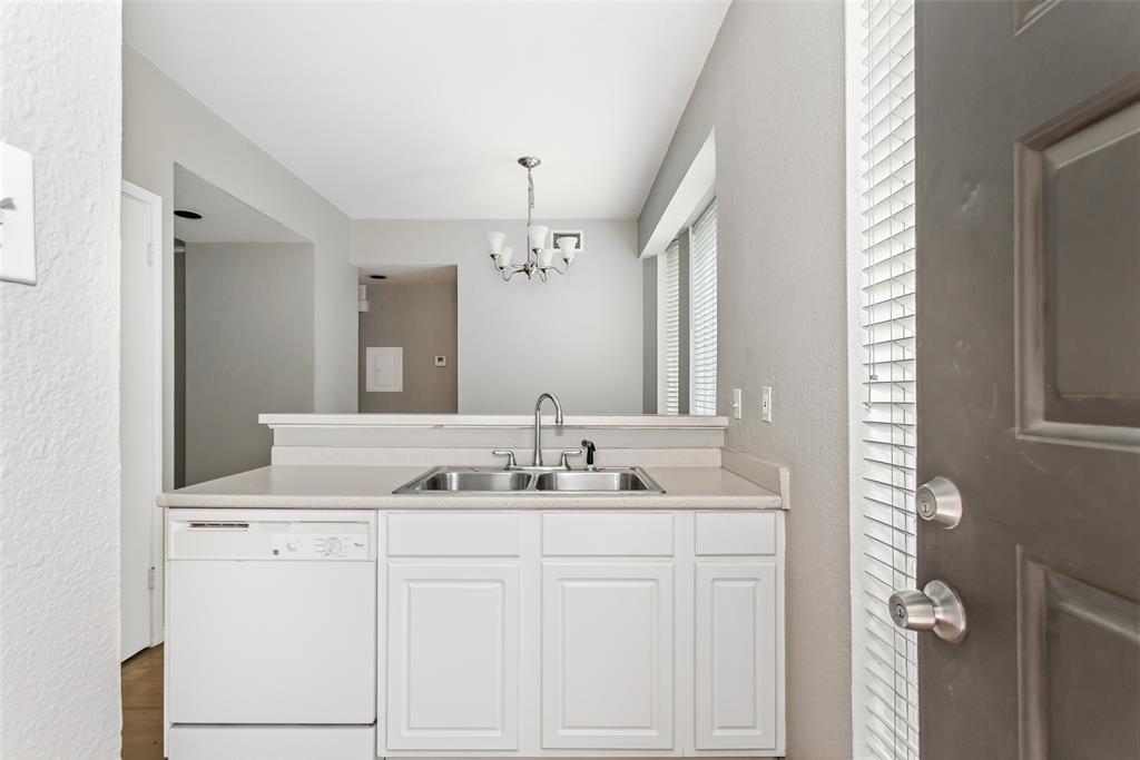 2002 N Fitzhugh Avenue 1