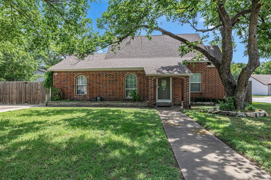 Welcome to this charming, beautifully updated 3-bedroom, 3-bath home, ideally located just minutes from AT&T Stadium, Globe Life Field, Six Flags, Hurricane Harbor and the University of Texas at Arlington. Situated on a spacious corner lot, this home offers both convenience and comfort in one of Arlington’s most desirable areas.
Step inside to find fresh interior paint & carpet throughout and a modernized kitchen featuring sleek granite countertops. This home isn’t just stylish—it’s solid. Enjoy peace of mind knowing that all major mechanical systems have been upgraded: brand-new plumbing, new electrical, new HVAC, and a recently replaced roof. Every big-ticket item has already been taken care of!
Whether you're looking for a primary residence or an investment close to Arlington's top attractions, this move-in-ready home checks all the boxes.
