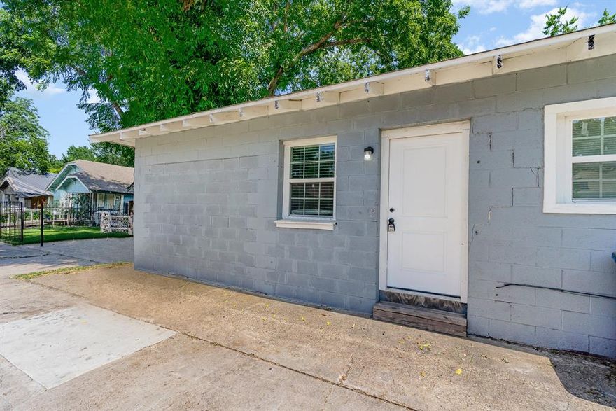 Freshly updated duplex featuring two bedrooms, 1 bath and a comfortable layout. Conveniently located near Fair Park, Deep Ellum district and downtown is just minutes away.