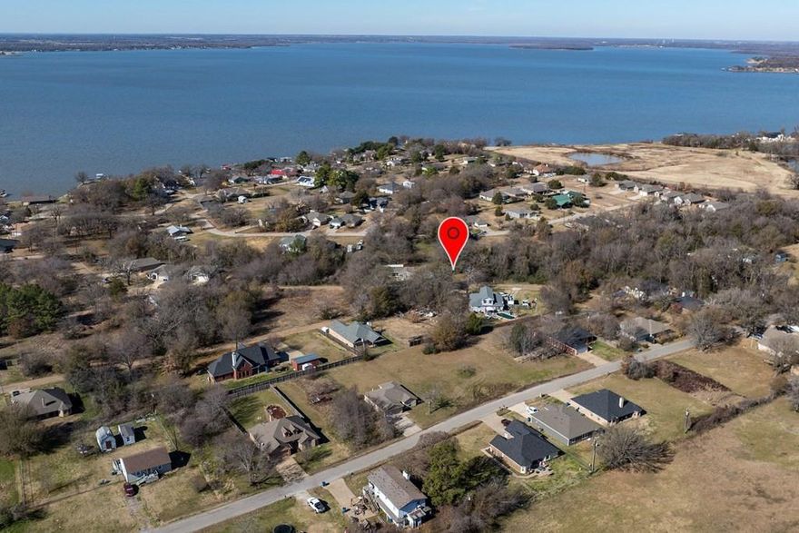 Beautiful lot in popular Gun Barrel City waterfront neighborhood with boat launch, playground, fishing pier, etc. Close to schools, dining, shopping, and medical, quick commute to metroplex!