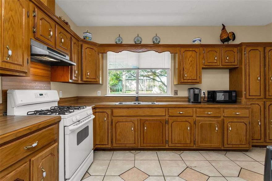 Opportunity knocks! This 3-bedroom, 1-bath home in the heart of East Dallas offers great potential for investors or buyers looking to add their own personal touch. Home is being sold as-is—seller will make no repairs. If you are a builder, just check out the new construction in the neighborhood. Dream BIG and build your MILLION dollar home. Conveniently located within minutes to DownTown Dallas, Freeways, walking distance to the beautiful Samuell Grand Park, near schools, and shopping stores. Don’t miss out on this chance.