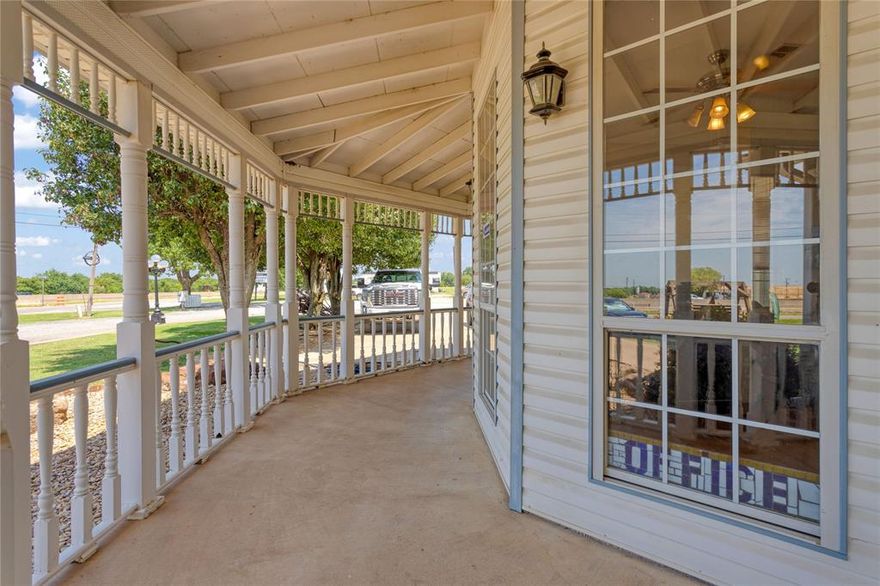 Great office space on first floor in Van Alstyne Building right off highway 75.  Has bathroom two living or office spaces and foyer.