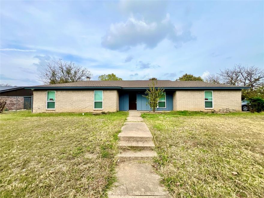 Delightful all-brick residence with a fully enclosed backyard in the well-established Heritage Heights community of Tarrant County. This welcoming 3BR, 2BA, 2,092-sq-ft single-story property offers convenient access to I-20, Starbucks, schools, parks, and dining. Inside, appreciate vinyl wood-style flooring, generous natural illumination, an ample family room, and a living room with soaring ceilings. The renovated kitchen showcases modern stainless-steel appliances, stone countertops, and rich wood cabinetry. The intimate primary suite includes a wood-burning fireplace, walk-in closet, and private bathroom. Two additional bedrooms are comfortably sized, and the secondary bath works well for multigenerational living. The enclosed backyard features a covered patio and abundant lawn space for pets and recreation. Notable perks include NO HOA, slab foundation, 0.21-acre lot, laundry area, and an electric fireplace. Schedule your visit today!