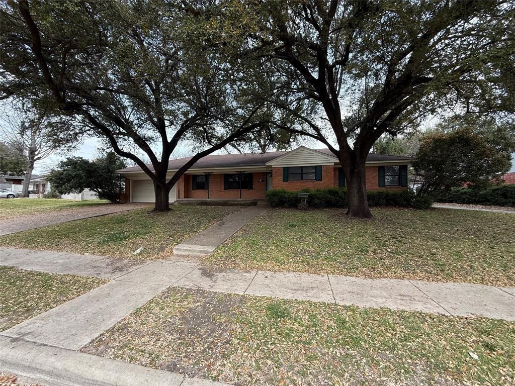 Photo of 802 Ranier Circle, Garland, TX 75041 (MLS # 21249196)